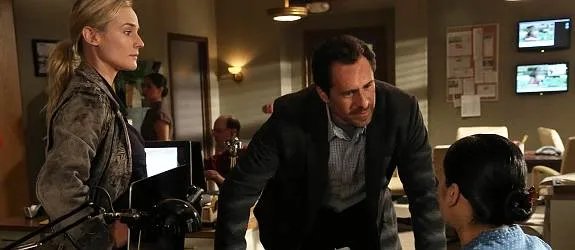 Die Agenten Cross (Diane Kruger) und Ruiz (Demian Bichir) bedrängen die Journalistin Adriana Mendez (Emily Rios). © FX