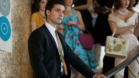 Stevie (Steven Strait) sieht dabei zu; wie sich das Chaos langsam im %26bdquo;Miramar%26ldquo; ausbreitet. Foto &copy; Starz