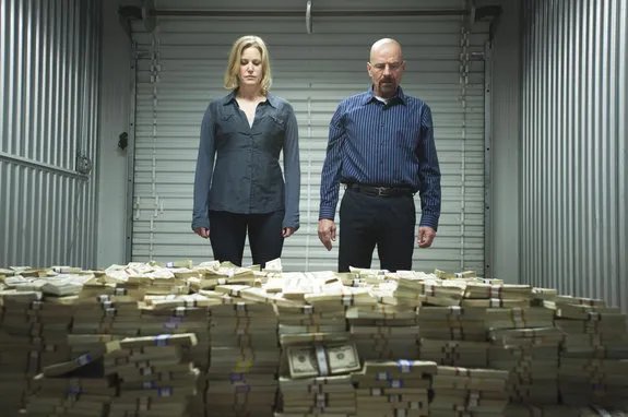 Eines der ikonischsten Bilder der Seriengeschichte:Walter (Bryan Cranston) und Skyler (Anna Gunn) vor einem Berg aus Geld. &copy; AMC