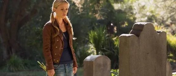 Sookie (Anna Paquin) verabschiedet sich recht ungehalten von ihren Eltern. &copy; HBO