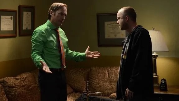 Auch vor seinem zwielichtigen Anwalt Saul Goodman (Bob Odenkirk) hat Jesse (Aaron Paul) keine Ruhe. &copy; AMC