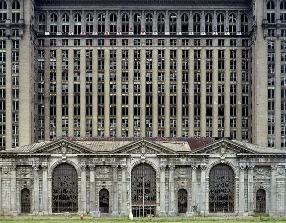 Kathedrale des Verfalls: der ehemalige Hauptbahnhof von Detroit; %26bdquo;Michigan Central Station%26ldquo;. © Yves Marchand/Romain Meffre