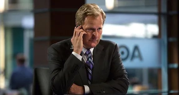 Will McAvoy (Jeff Daniels) bekommt die Nachricht vom Tod seines Vaters; zu dem er stets ein schlechtes Verhältnis hatte. © HBO