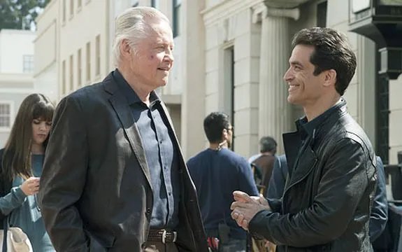 Mickey (Jon Voight; li.) fädelt mit Sean Walker (Jonathan Schaech) seinen nächsten Deal ein. Foto &copy; Showtime