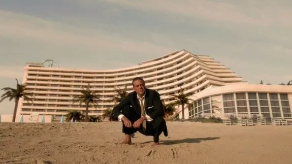 Wehmütig schaut Ike Evans (Jeffrey Dean Morgan) aufs Meer. Außer seinem Hotel hat er alles verloren. &copy; Starz