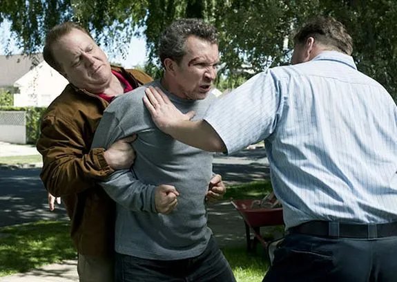 Terry (Eddie Marsan; M.) kann sich auch gegen zwei Angreifer wehren. &copy; Showtime