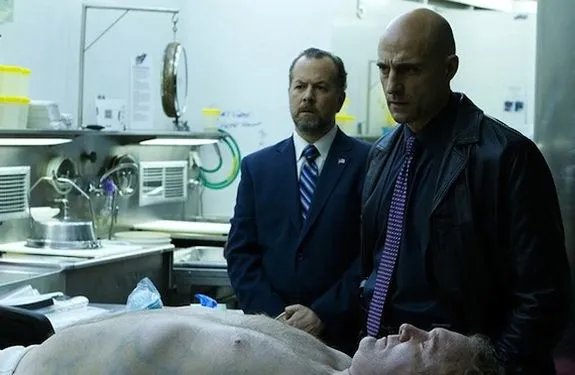 Simon Boyd (David Costabile; l.) wird mit einer simplen Beobachtung zur Gefahr für Frank Agnew (Mark Strong). © AMC