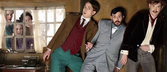 Joe Thomas; Simon Bird und Johnny Sweet in der britischen Comedy %26bdquo;Chickens%26ldquo;. © Sky 1