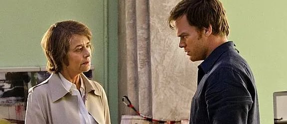 Die Beziehung zwischen Dr. Vogel (Charlotte Rampling) und Dexter (Michael C. Hall) hat empfindlichen Schaden genommen. &copy; Showtime