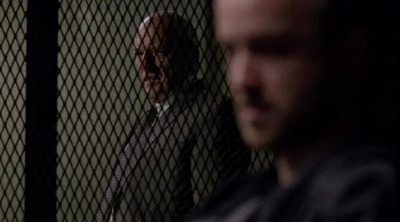 Hank (Dean Norris; l.) bekommt auch wegen vergangener Verfehlungen nichts aus Jesse (Aaron Paul) heraus. &copy; AMC