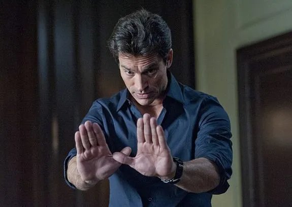 Sean Walker (Jonathan Schaech) erklärt seine Vision und schafft es damit unwissentlich; der Strafverfolgung zu entgehen. &copy; Showtime