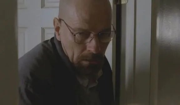 Etwas ungeschickt tastet sich Walter White (Bryan Cranston) durch sein eigenes Haus. &copy; AMC