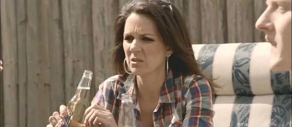 Amber (Michala Banas) ist zunächst wenig begeistert von der Idee einer weiteren Schwester. © ABC1