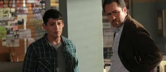 Gus (Carlos Pratts) und sein Vater Marco (Demian Bichir) auf dem Polizeirevier. © FX