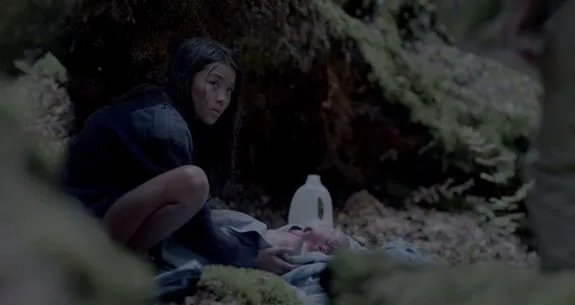 Zurück zur Natur: Tui (Jacqueline Joe) bringt ihr Baby ganz allein im Wald zur Welt. © Sundance Channel