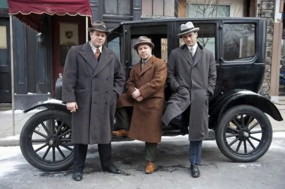 Drei Capones sind besser als ein Capone: Al (Stephen Graham; M.) bekommt innerfamiliäre Verstärkung. &copy; HBO