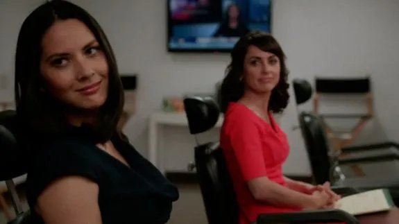 Zwei Grazien für Will: Sloan (Olivia Munn; l.) und Taylor (Constance Zimmer) in der Maske. © HBO