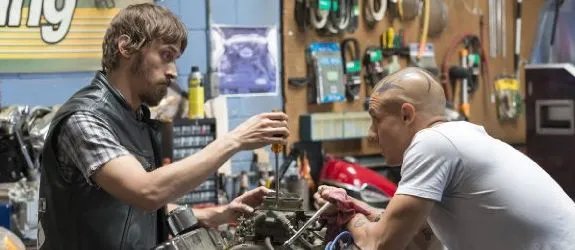 Wie der Werkstattklatsch und Tratsch bei Teller Morrow sich wohl anhört? Ratboy (Niko Nicotera) und Juice (Theo Rossi) &copy; FX