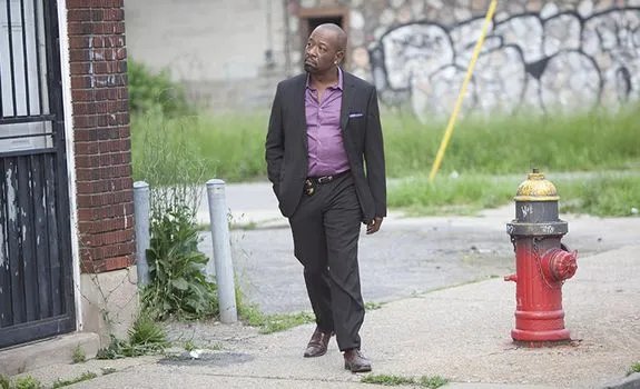 Joe Geddes (Lennie James) schlendert mit offenen Augen durch Downtown Detroit. &copy; AMC