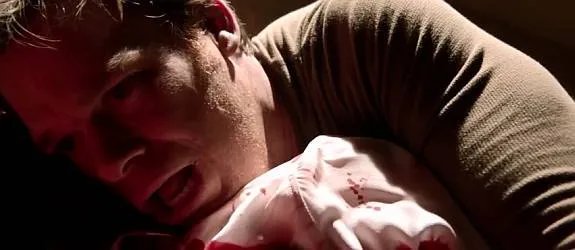 Dexter (Michael C. Hall) wird hart durch den Tod von Dr. Vogel (Charlotte Rampling) getroffen. &copy; Showtime
