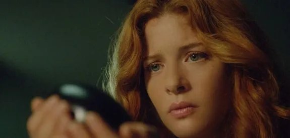 Julia (Rachelle LeFevre) muss das Ei beschützen. © CBS