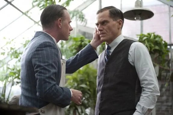 Nelson Van Alden alias George Mueller (Michael Shannon; r.) bekommt Anweisungen von O%26#039;Banion (Arron Shiver). &copy; HBO