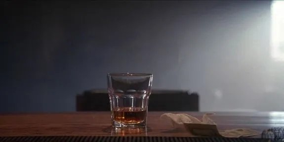 Whiskey; ohne Eis; als Zeichen des Aufbruchs. Walter White zieht in sein letztes Gefecht. &copy; AMC