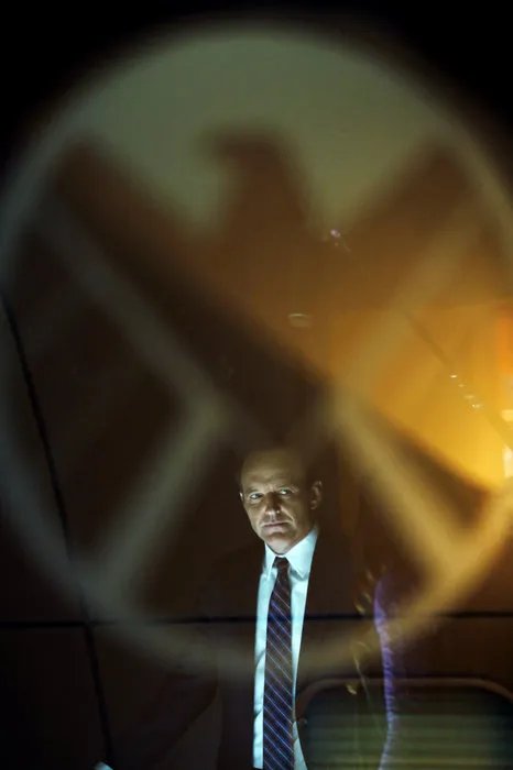 Coulson lives! Szene aus dem Serienpiloten der Serie %26bdquo;Marvel%26#039;s Agents of S.H.I.E.L.D.%26ldquo; © ABC / Foto: Bob D%26#039;Amico
