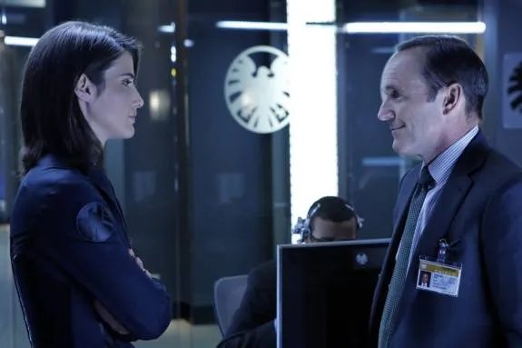Maria Hill und Agent Coulson. Szene aus %26bdquo;Marvel%26#039;s Agents of S.H.I.E.L.D.%26ldquo; © ABC / Foto: Bob D%26#039;Amico