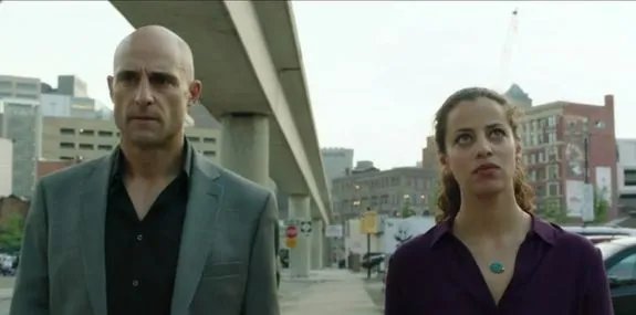 Dani Khalil (Athena Karkanis) weiß noch nichts von Agnews (Mark Strong) Beteiligung an McCanns Mord. Foto © AMC