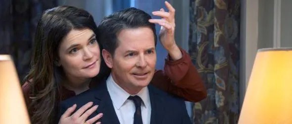 Das Ehepaar Henry: Betsy Brandt als fürsorgliche Ehefrau Annie und Michael J. Fox als Ehemann Mike. &copy; NBC