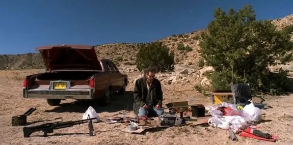 Der Tüftler bei seiner letzten Errungenschaft: Walter White (Bryan Cranston) in der Wüste; bauend. &copy; AMC
