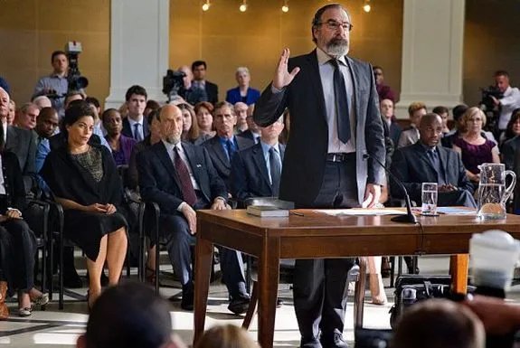 Vor dem Untersuchungsausschuss lässt Saul Berenson (Mandy Patinkin) jegliche Allianz zu Carrie fallen. Foto &copy; Showtime
