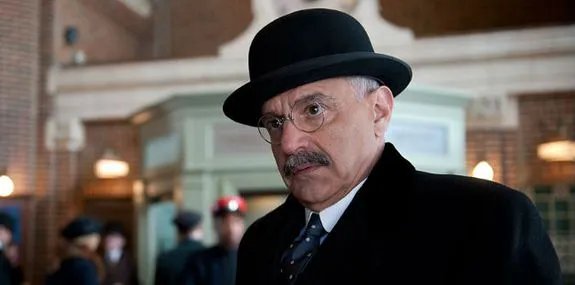 Eddie Kessler (Anthony Laciura) darf in einwandfreiem Deutsch einen Volksmusikklassiker zum Besten geben. &copy; HBO