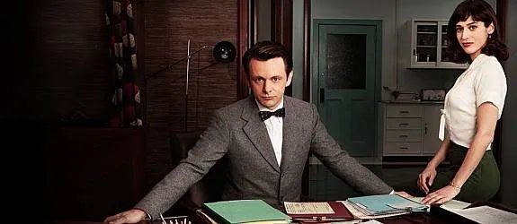 Die Forscher William Masters (Michael Sheen) und Virginia Johnson (Lizzy Caplan) auf einem Promobild von %26bdquo;Masters of Sex%26ldquo;. © Showtime