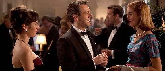 William (Michael Sheen) und seine Frau Libby (Caitlin Fitzgerald) neben Virginia Johnson (Lizzy Caplan) auf einer Festivität. © Showtime
