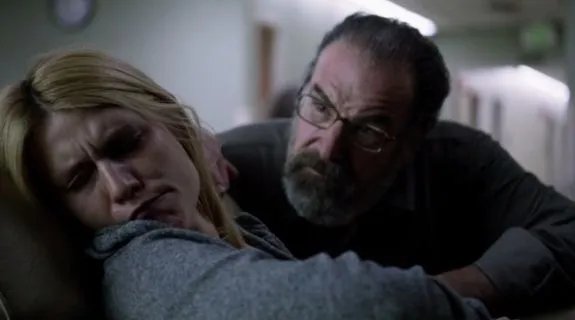 Freund oder Feind? Carrie (Claire Danes) kann sich bei Saul (Mandy Patinkin) nicht mehr sicher sein. &copy; Showtime