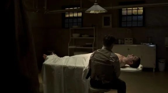 Al Capone (Stephen Graham) trauert um seinen toten Bruder Frank und schwört Blutrache. &copy; HBO