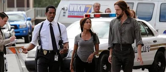 Ichabod Crane (Tom Mison) und Abbie Mills (Nicole Beharie) flankieren Captain Frank Irving (Orlando Jones). &copy; FOX