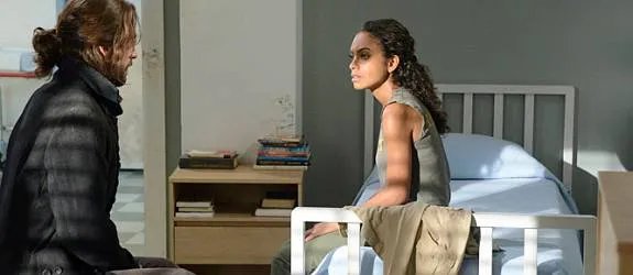 Ichabod Crane (Tom Mison) spricht mit Abbies Schwester Jenny (Lyndie Greenwood). &copy; FOX