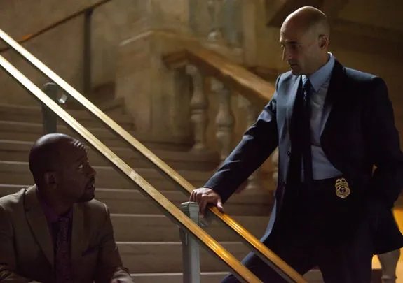 Joe Geddes (Lennie James; l.) und Frank Agnew (Mark Strong) beraten die weitere Vorgehensweise. Foto &copy; AMC