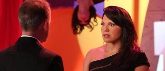 Callie (Sara Ramirez) freundet sich auf der Spendengala mit der Idee einer toten Ehefrau an. &copy; ABC