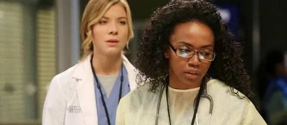 Leah (Tessa Ferrer) und Steph (Jerrika Hinton) sind nicht auf die Gala eingeladen. &copy; ABC