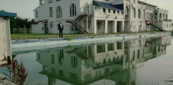 Gebrochener Mann in kaputter Stadt I: Agnew (Mark Strong) am Ort seines größten Glücks. © AMC
