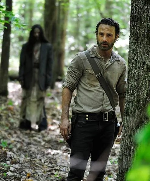 Rick macht Bekanntschaft mit einer Fremden auf diesem Szenenfoto aus der Episode %26bdquo;30 Days without an Accident%26ldquo;der US-Serie %26bdquo;The Walking Dead%26ldquo; &copy; AMC