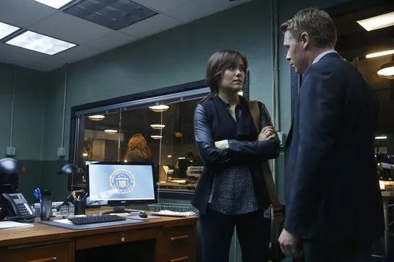 Am Ende bekommt Liz (Megan Boone; l.) ihr erstes Lob von Donald Ressler (Diego Klattenhoff). Foto &copy; NBC