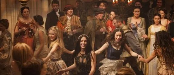 Feierlaune im 16. Jahrhundert? Mary (Adelaide Kane) und ihre Freundinnen lassens locker angehen. &copy; The CW