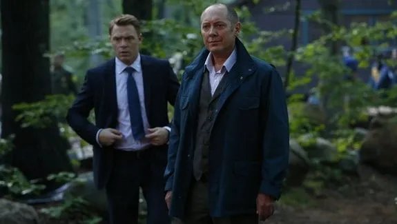 Wieder einmal kommt Raymond Reddington (James Spader; r.) Donald Ressler (Diego Klattenhoff) und dem FBI zuvor. © NBC