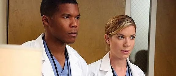Die Assistenzärzte Leah (Tessa Ferrer) und Ross (Gaius Charles) in der Serie %26bdquo;Grey%26#039;s Anatomy%26ldquo; &copy; ABC