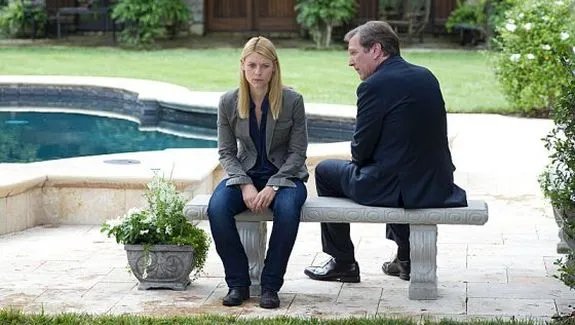 Kanzleipartner Leland Bennett (Martin Donovan) %26bdquo;überredet%26ldquo; Carrie (Claire Danes) zum Übertritt auf die andere Seite. &copy; Showtime